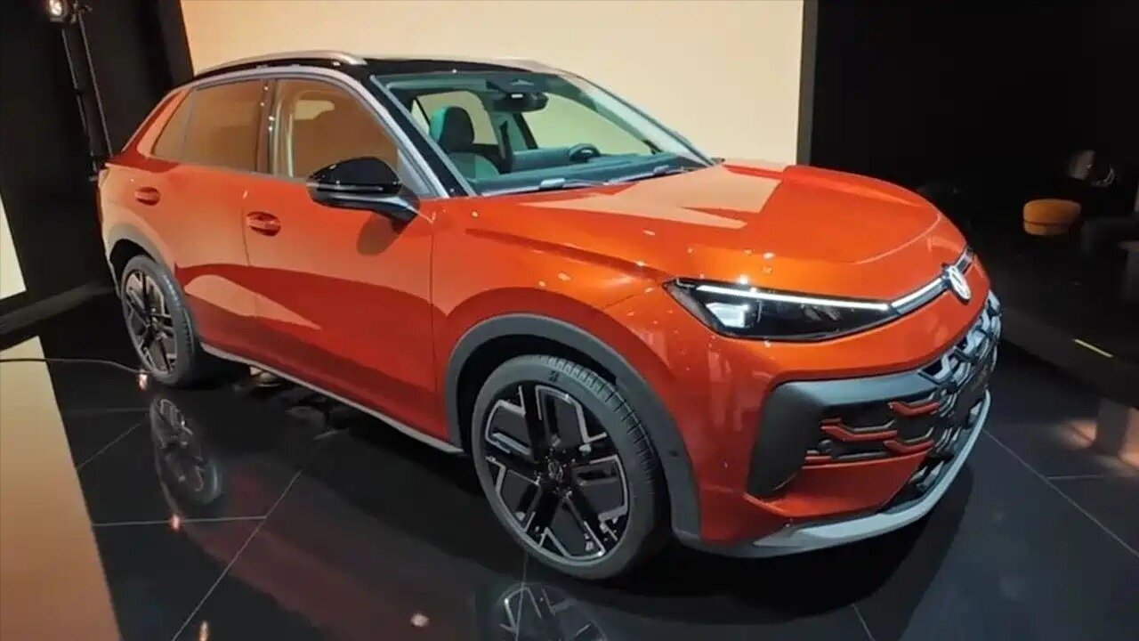 Рассекречены внешность и интерьер кроссовера Volkswagen T-Roc нового поколения