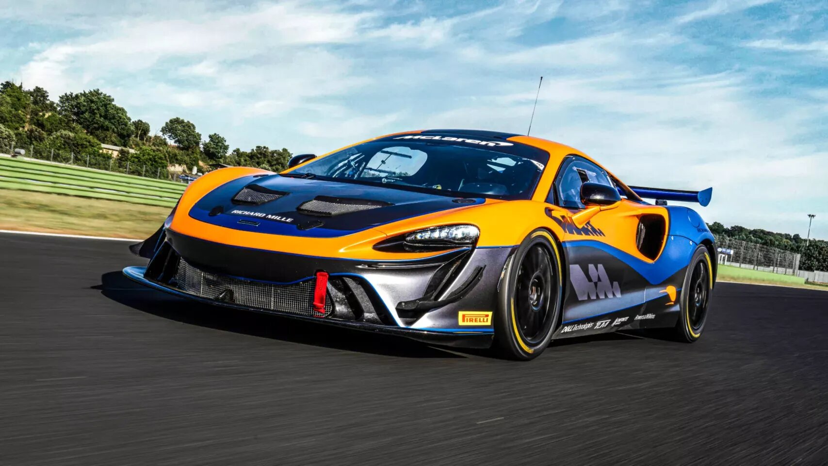 Суперкар McLaren Artura в гоночной версии лишился электромотора