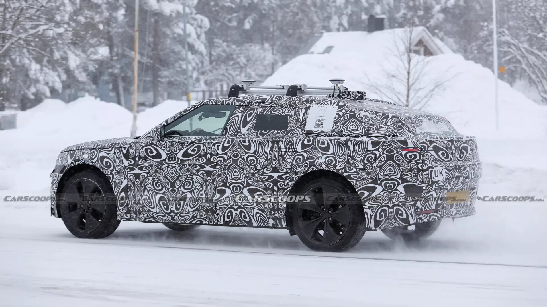 Новый Range Rover Velar получит странный дизайн и электромоторы