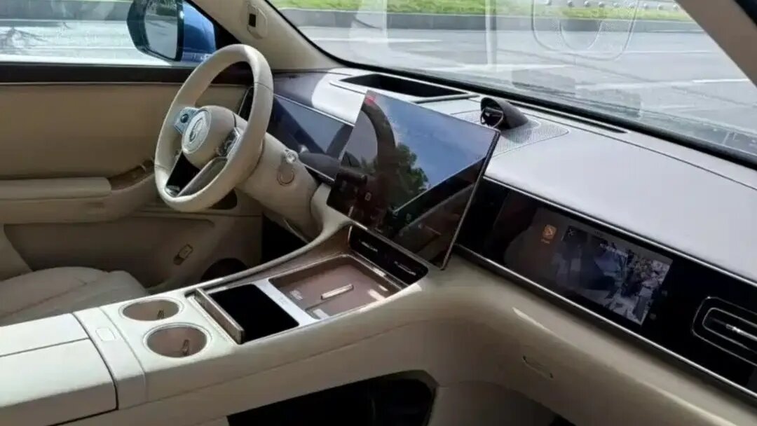 Рассекречен салон нового Aito M7 с тремя экранами 