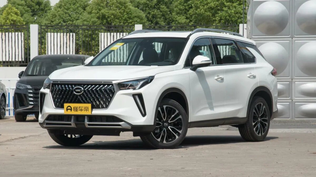 В России стал доступен конкурент Toyota RAV4 от GAC с экраном как у Мерседеса