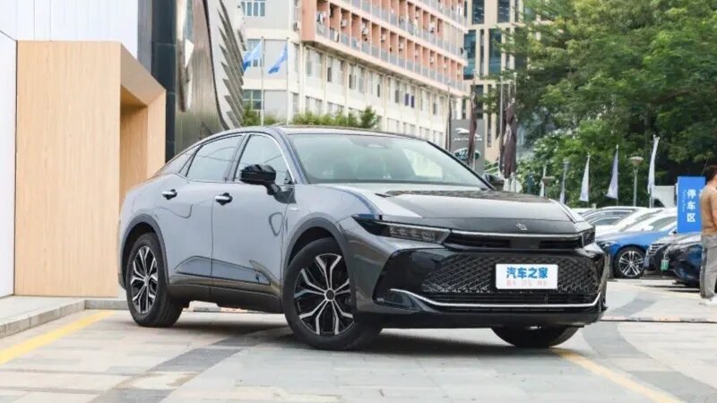 Новая Toyota Crown стала доступна для заказа в России