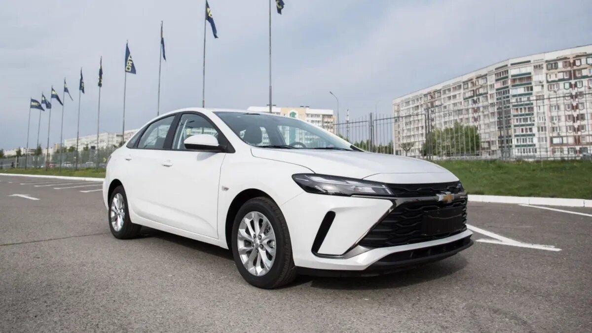 Седаны Chevrolet Monza появились в России: 113 сил, «робот» и цена 2,4 миллиона рублей