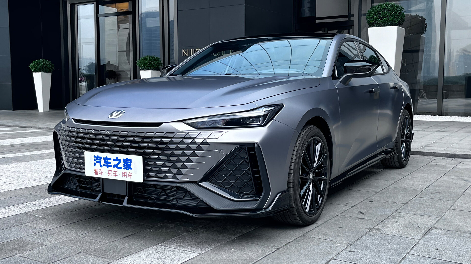 Представлена мощнейшая версия лифтбека Changan, который ждут в России