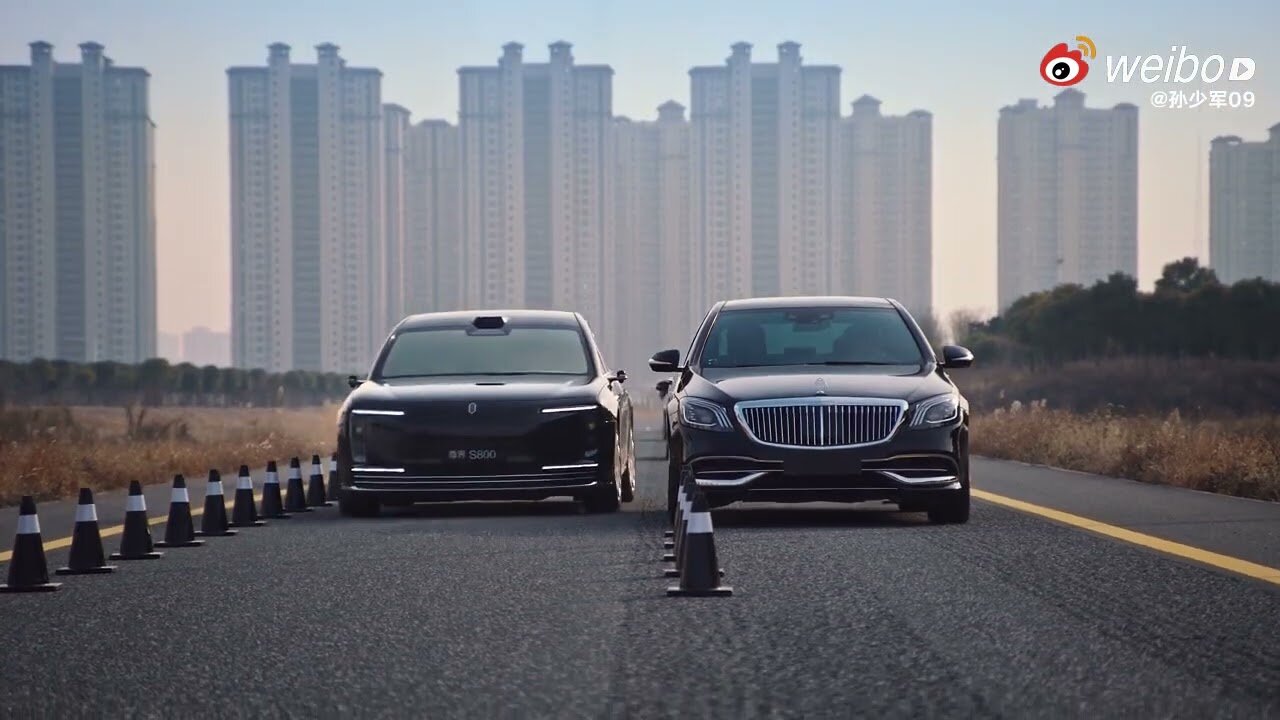 5,5-метровый седан Maextro S800 проехал в «режиме краба» между семью Майбахами: видео