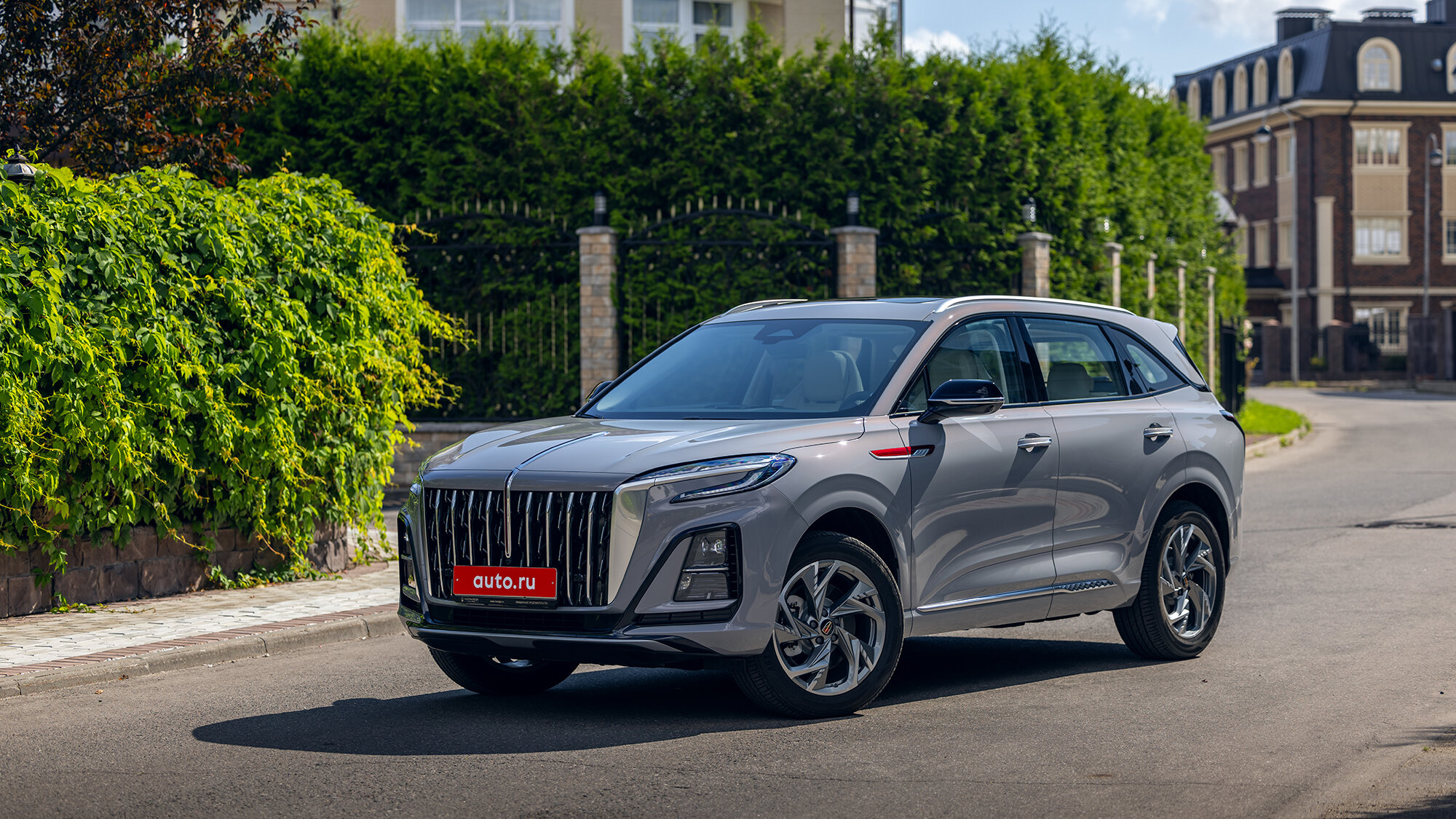 Первый тест Hongqi HS3: редкого премиум-кроссовера, который продают официально