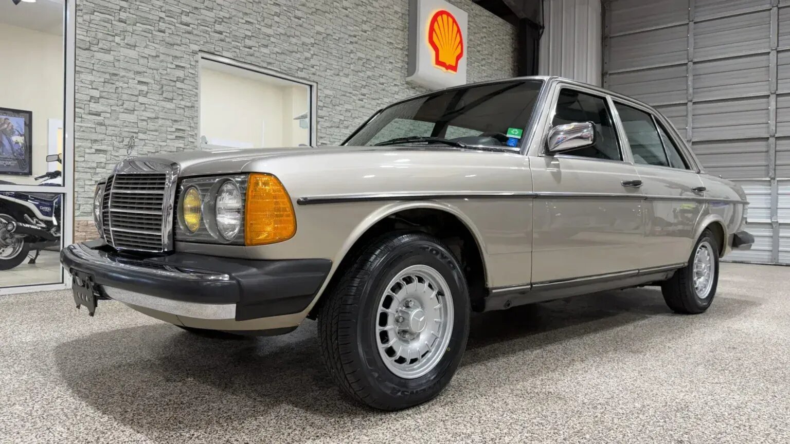 Mercedes-Benz W123, который за 41 год проехал лишь 29 тысяч километров, выставили на аукцион