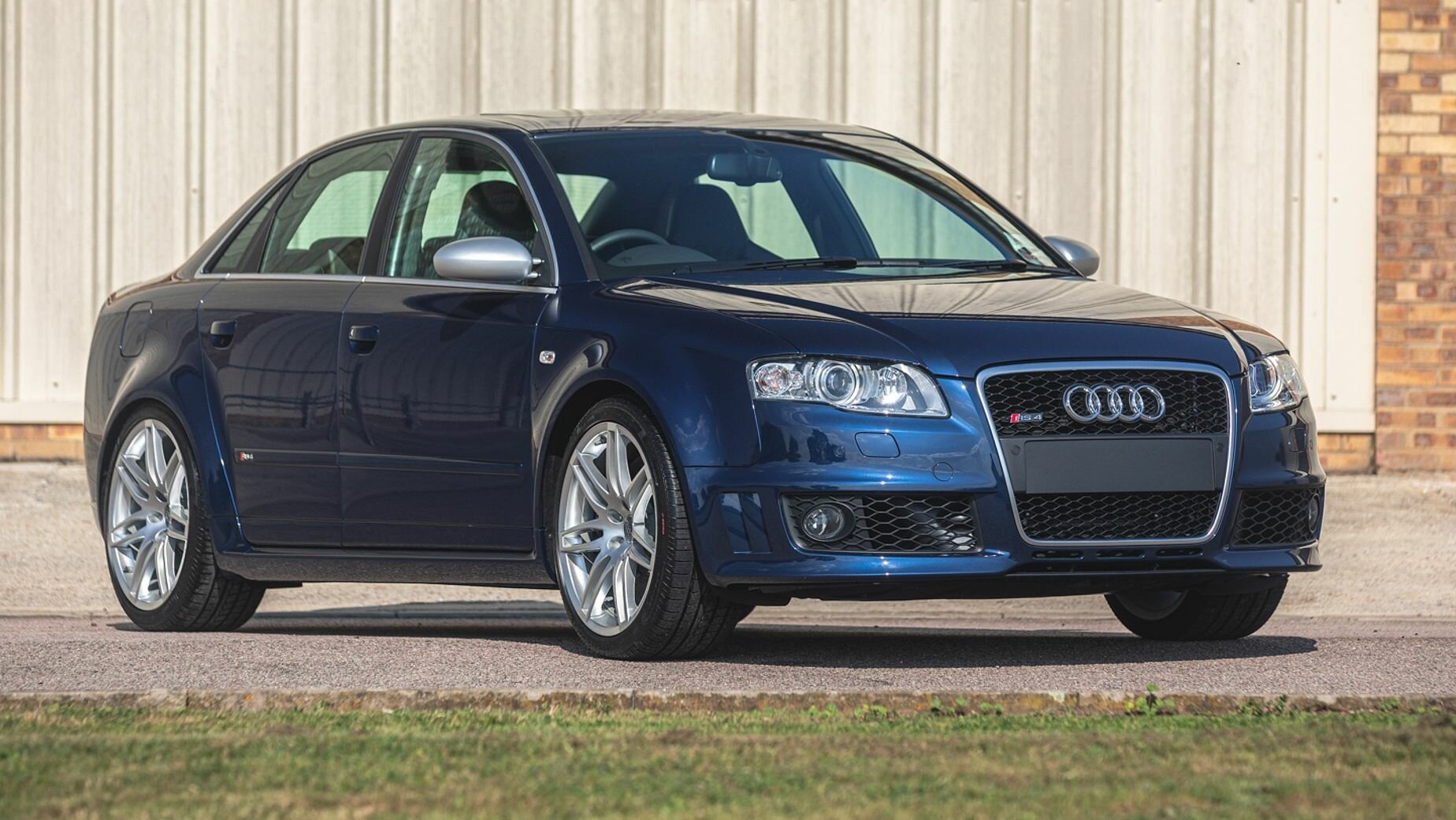 С молотка пустят 14-летний седан Audi RS4 почти без пробега. Возможно, он самый «новый» в мире
