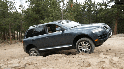 Обычный VW Touareg сравнили на бездорожье с подготовленным LR Discovery