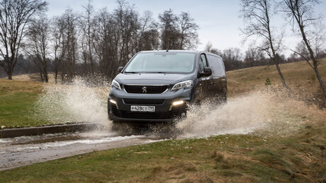 С вискомуфтой по жизни: тест минивэна Peugeot Traveller 4x4