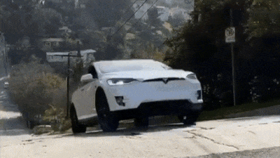Посмотрите, как прыгает Tesla Model X. Спойлер: довольно высоко