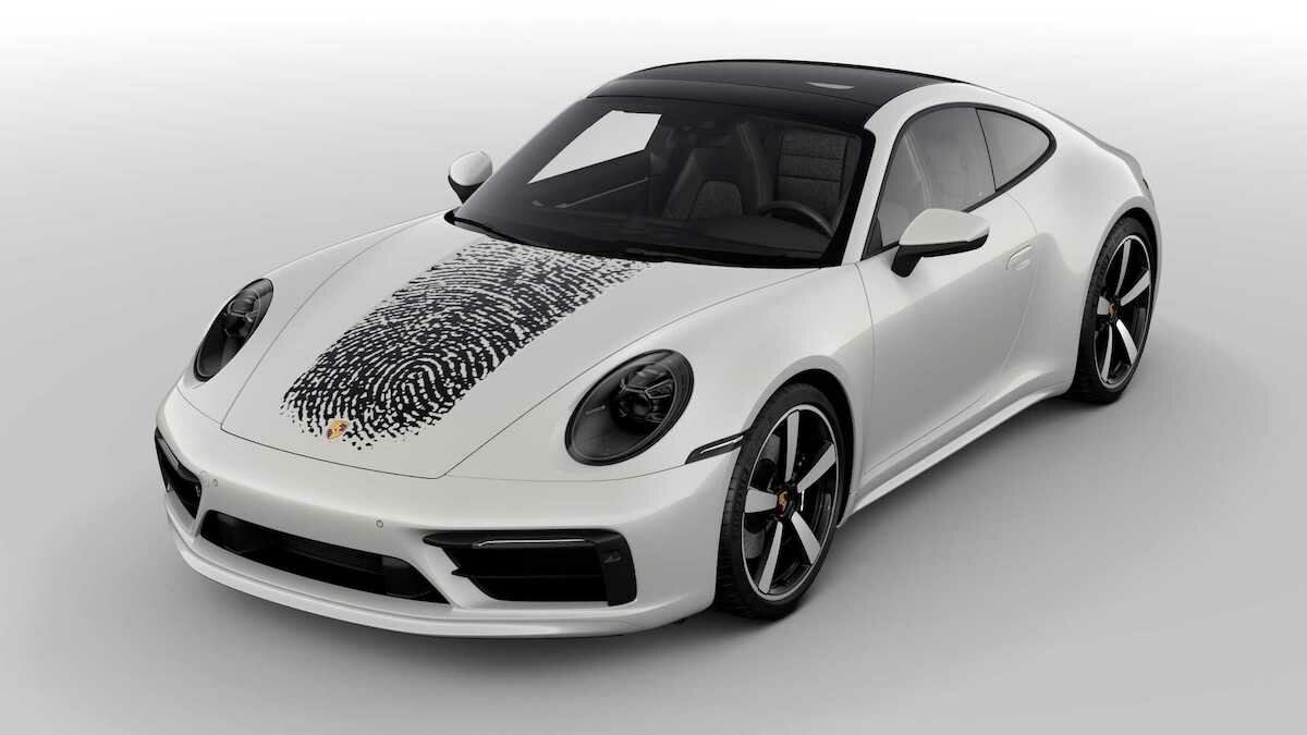 Владельцы Porsche 911 смогут кастомизировать капот отпечатком пальца