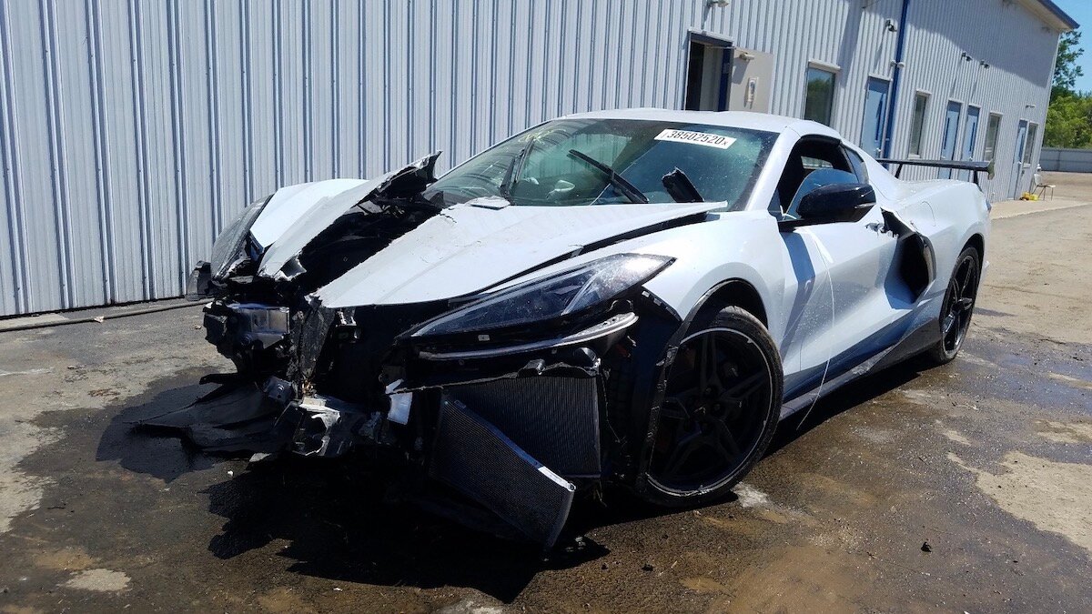 За разбитый Chevrolet Corvette просят на 3,3 миллиона рублей больше, чем стоит новый