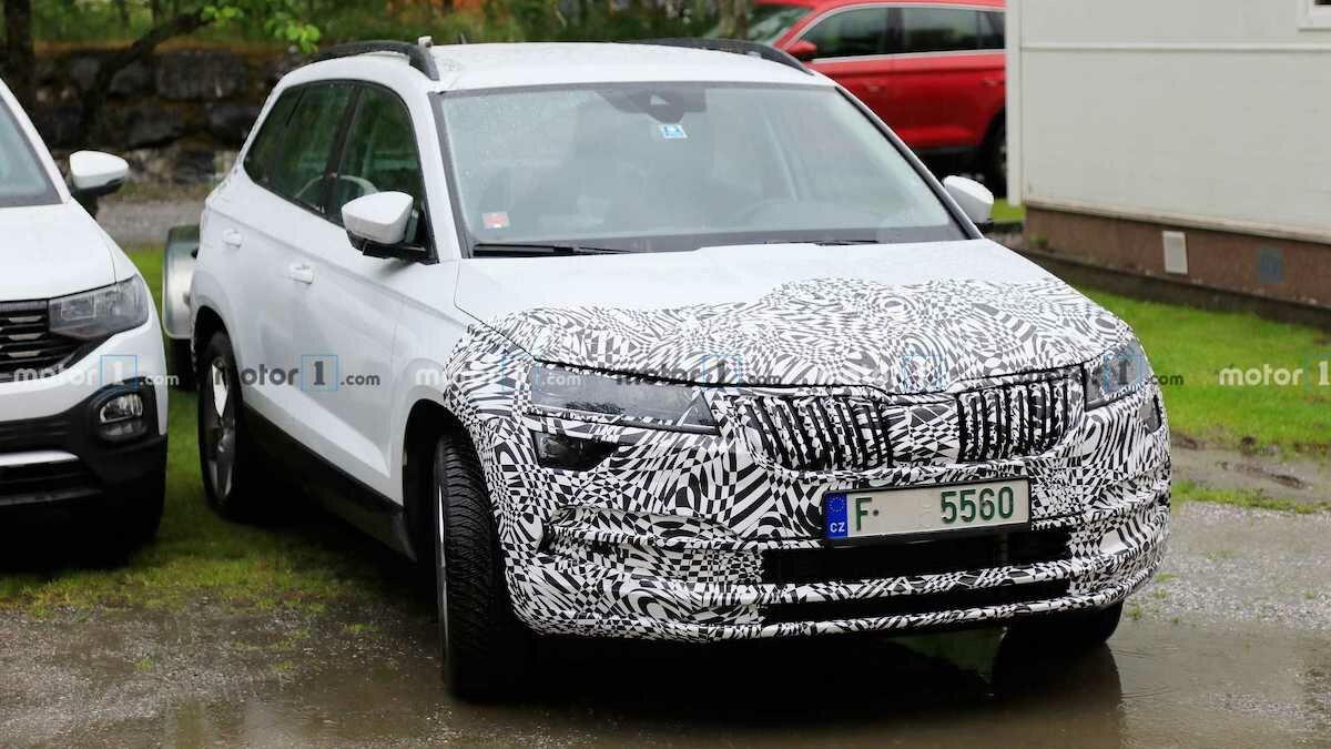 Компания Skoda начала тесты обновлённого кроссовера Karoq
