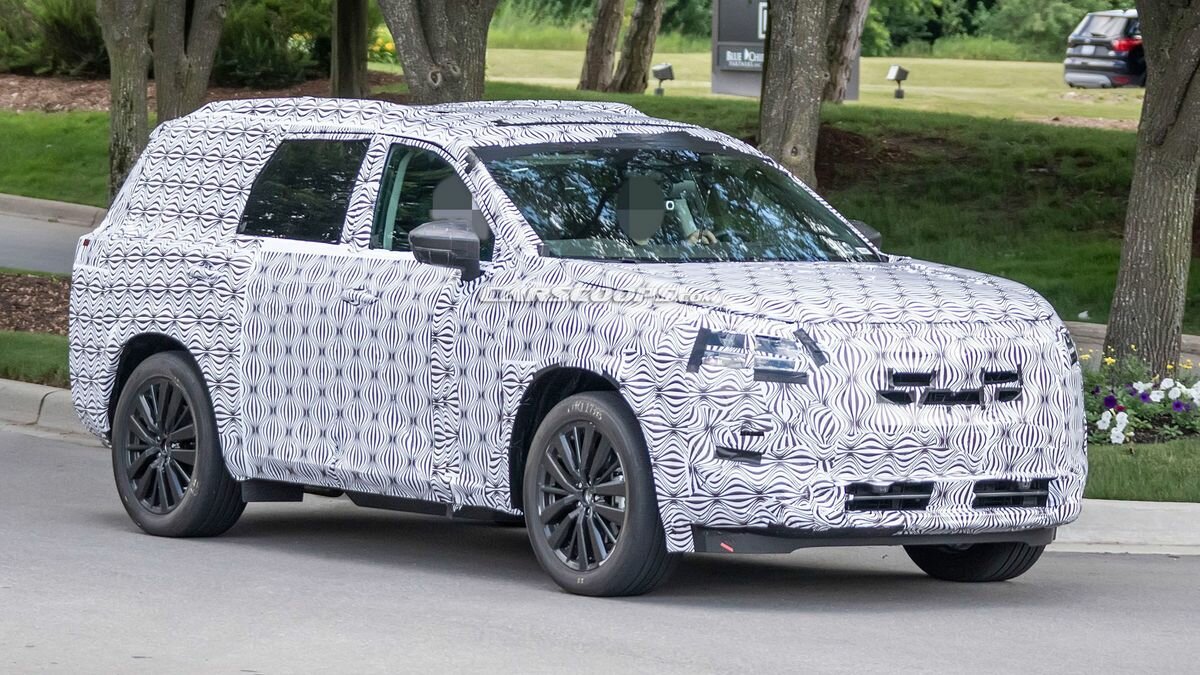 Шпионы сфотографировали большой экран в салоне нового Nissan Pathfinder
