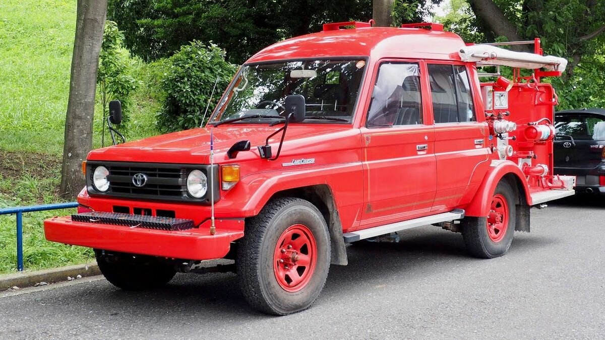 Это — пожарный Toyota Land Cruiser 70, который 25 лет работал в Японии, а потом уехал в США
