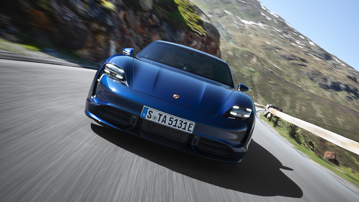 Porsche Taycan стал быстрее и научился автоматически поднимать кузов