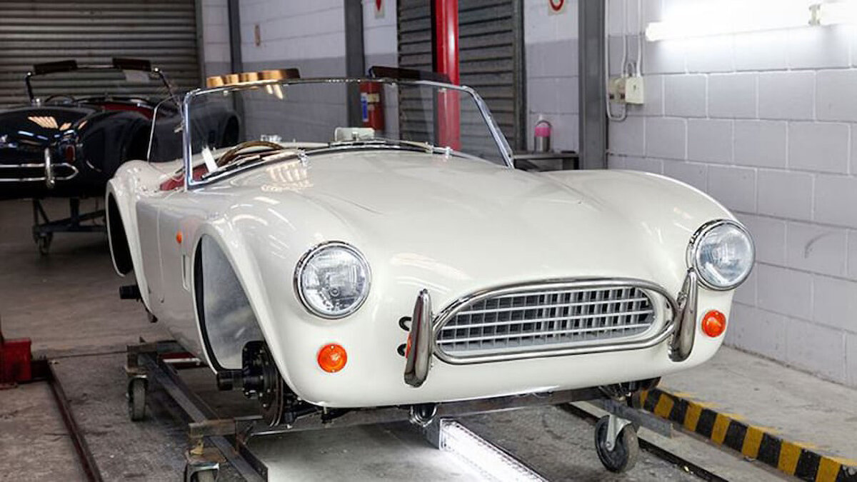 Знаменитый родстер AC Cobra превратился в электромобиль