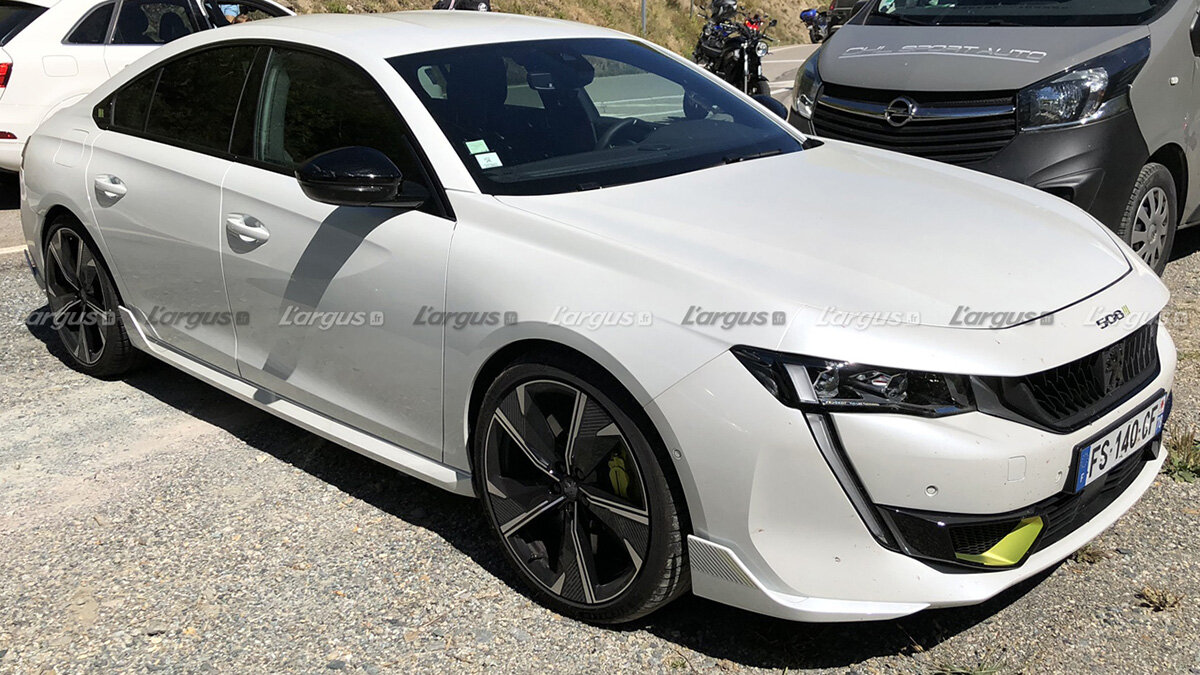 Появились первые фотографии мощного серийного гибрида от Peugeot