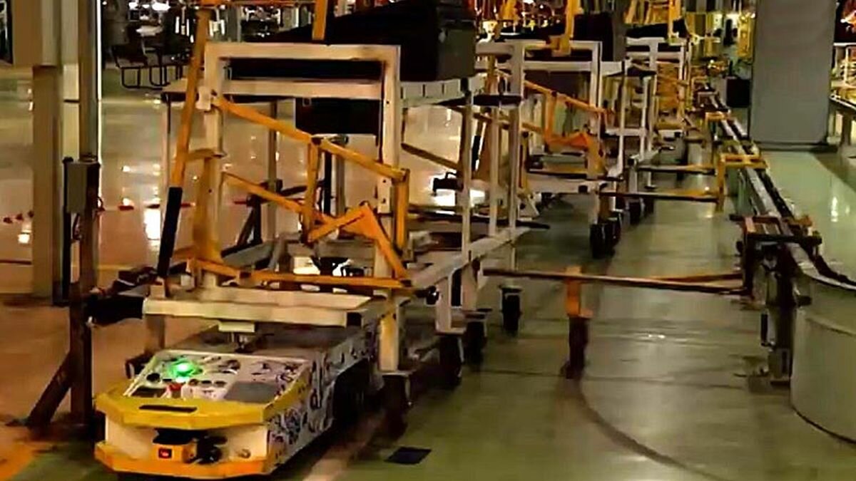 Сюрприз от АвтоВАЗа: эти беспилотные тележки развозят комплектующие. Видео