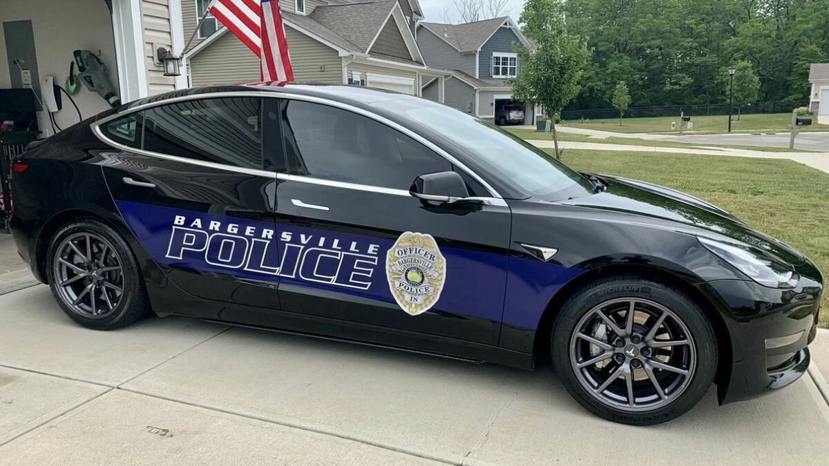 Полицейские в США подсчитали экономию от эксплуатации электрокара Tesla Model 3