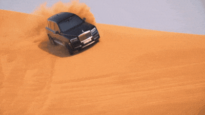 Посмотрите, как Rolls-Royce Cullinan пускает столбы песка в арабской пустыне