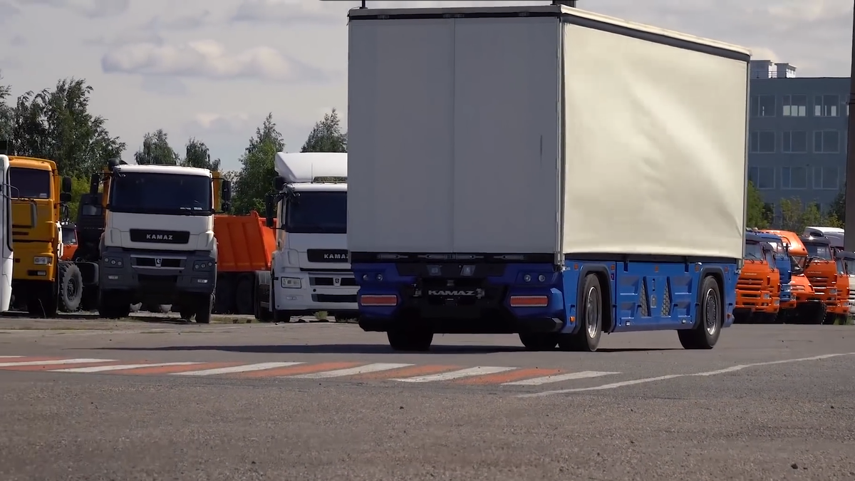 КамАЗ показал на видео беспилотную фуру «Челнок»