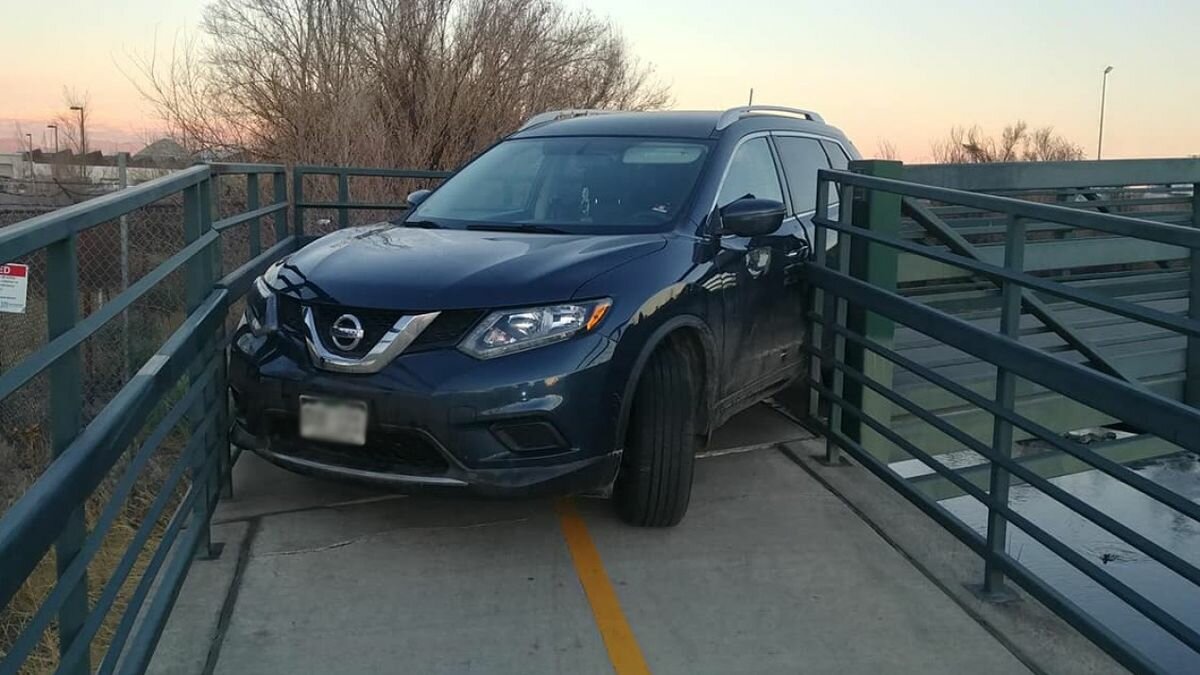 Nissan X-Trail застрял на пешеходном мосту, и никто не знает почему
