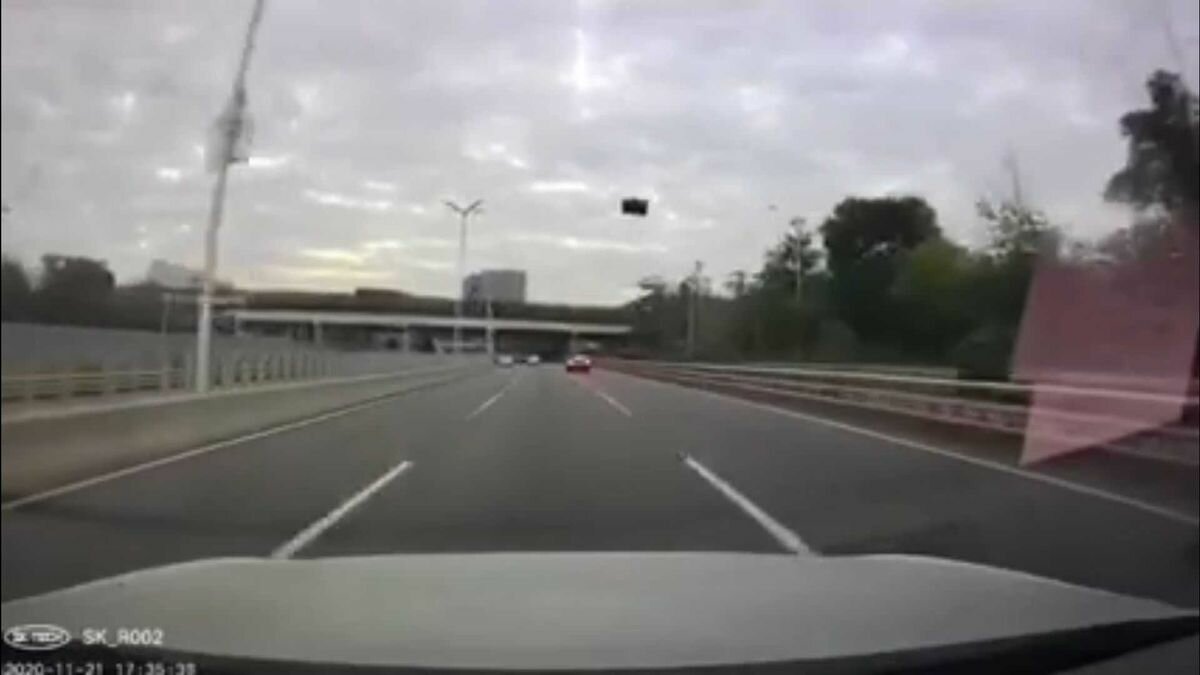 В Tesla объяснили, почему у её электрокара снова сдуло крышу. Видео