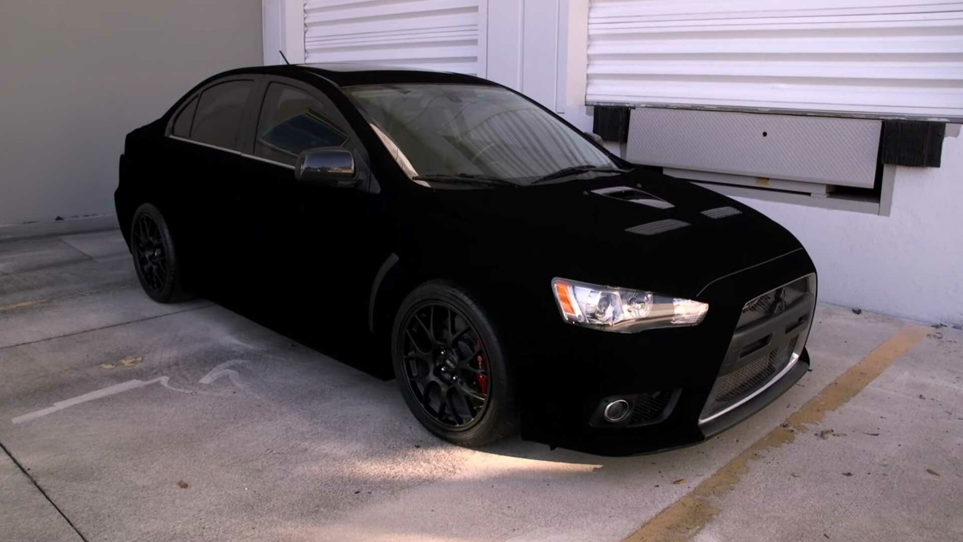 Посмотрите на Mitsubishi Lancer, превращённый в чёрную дыру