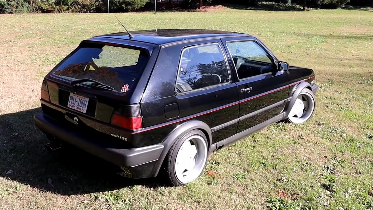 Посмотрите на коллекционера, собравшего 17 редких VW Golf