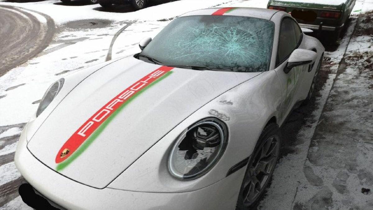 В Минске разбили 911 Turbo S из-за «протестной» символики. Но это были «спортивные» наклейки