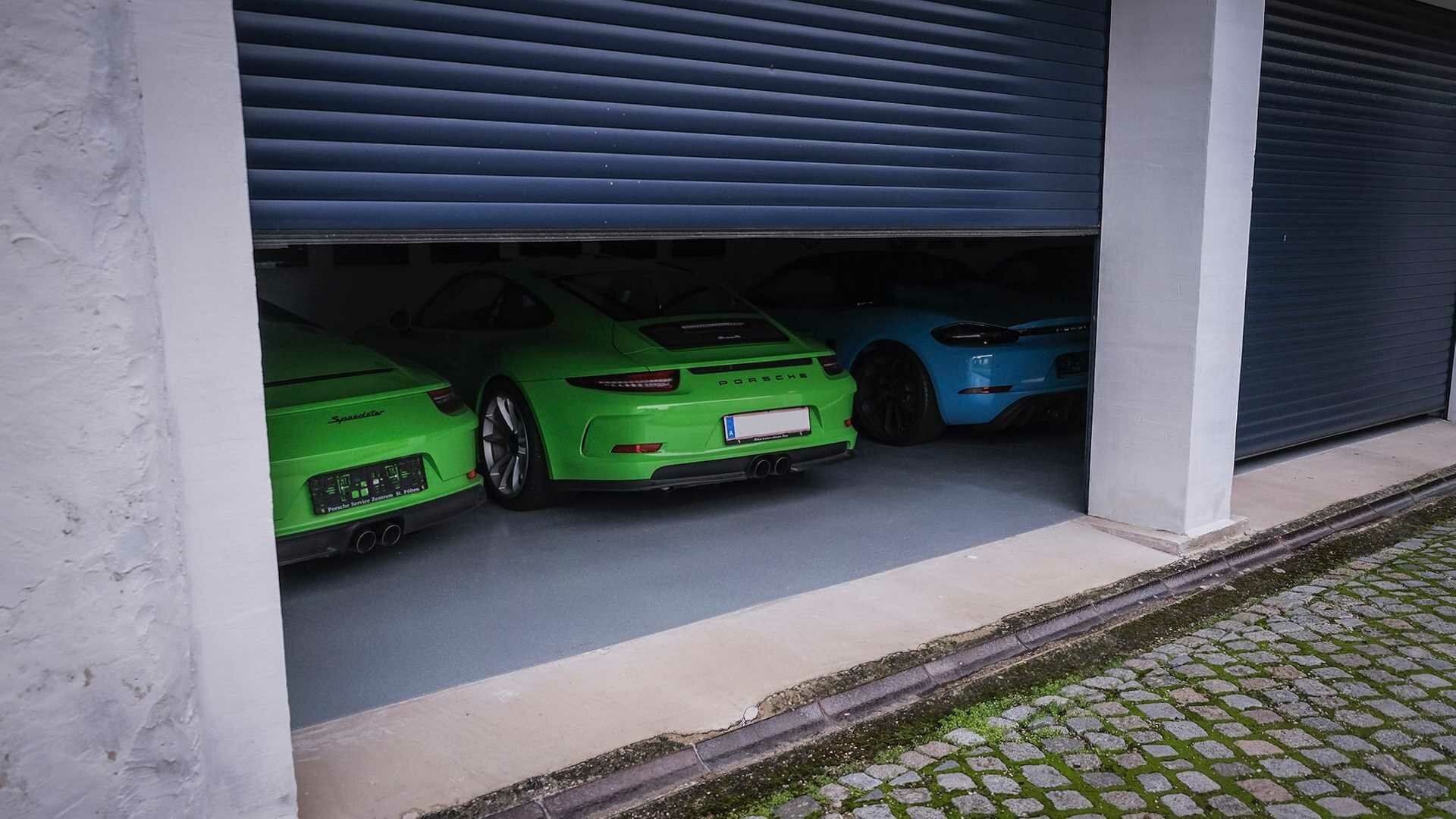80-летний пенсионер купил 80-й Porsche в своей жизни. Этими машинами забит весь гараж