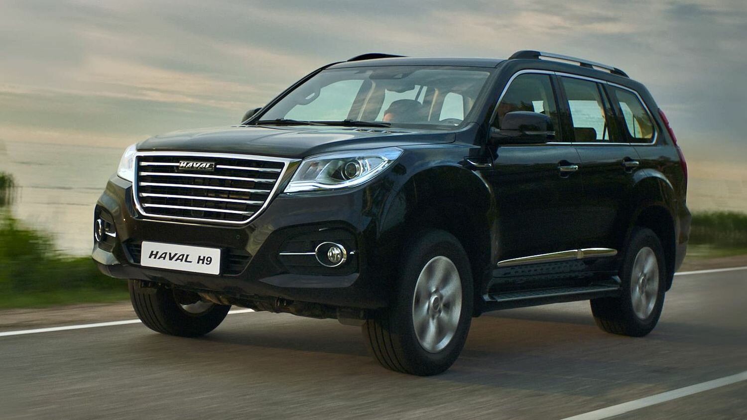 В России обновился соперник Land Cruiser Prado. Он получил систему помощи при поворотах 
