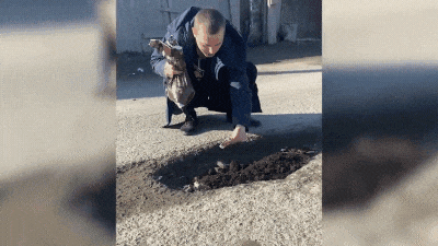 Сахалинец пробил в яме колесо и высадил в ней редис. Грядку быстро закатали в асфальт