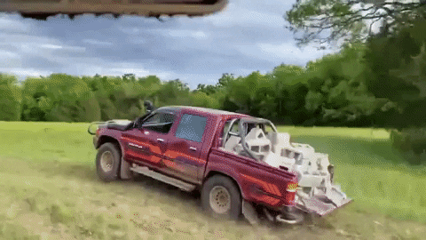 Блогер попытался уничтожить Toyota Hilux за один день, и вот что получилось