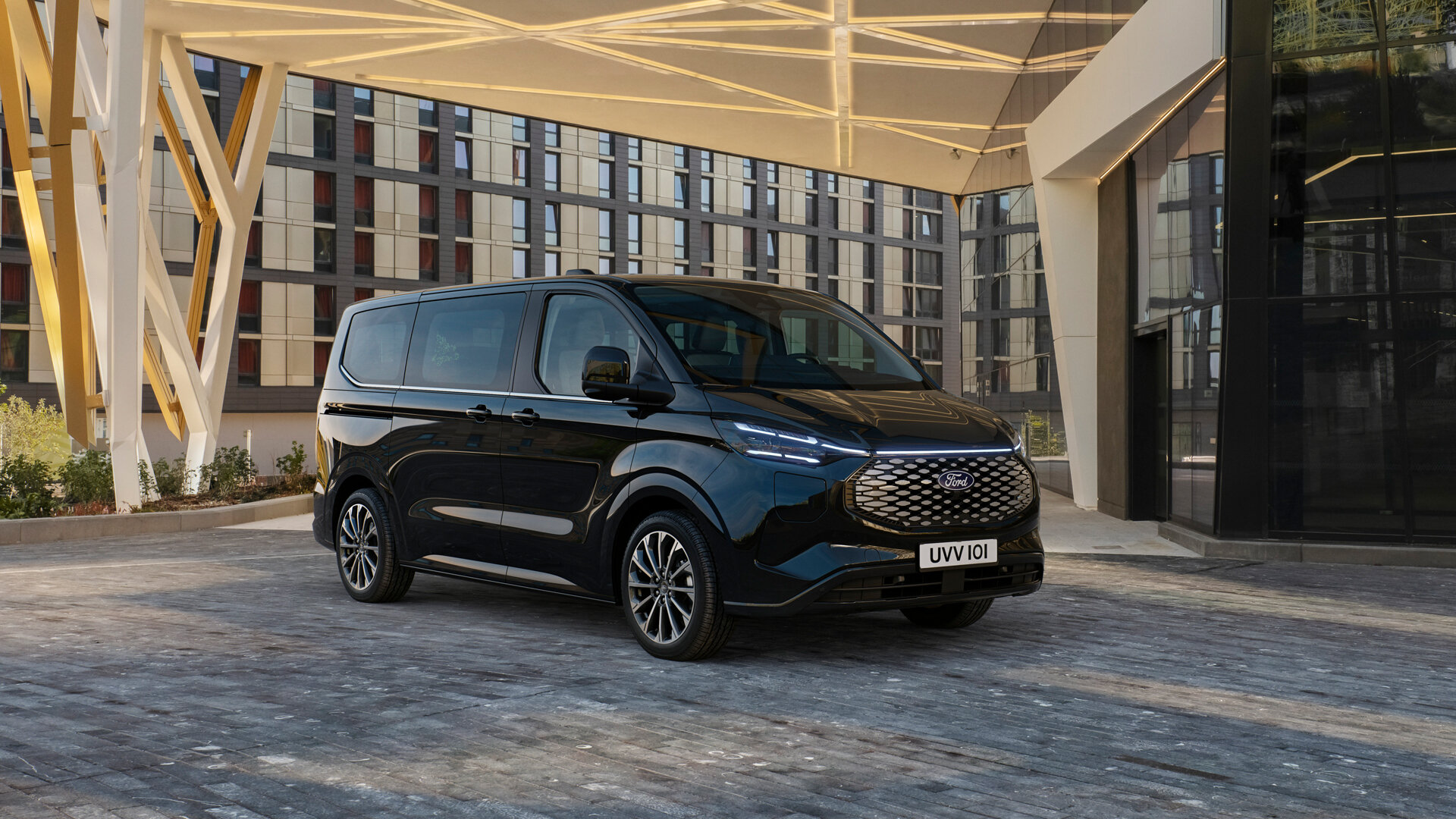 Ford представил пассажирский Tourneo Custom на батарейках