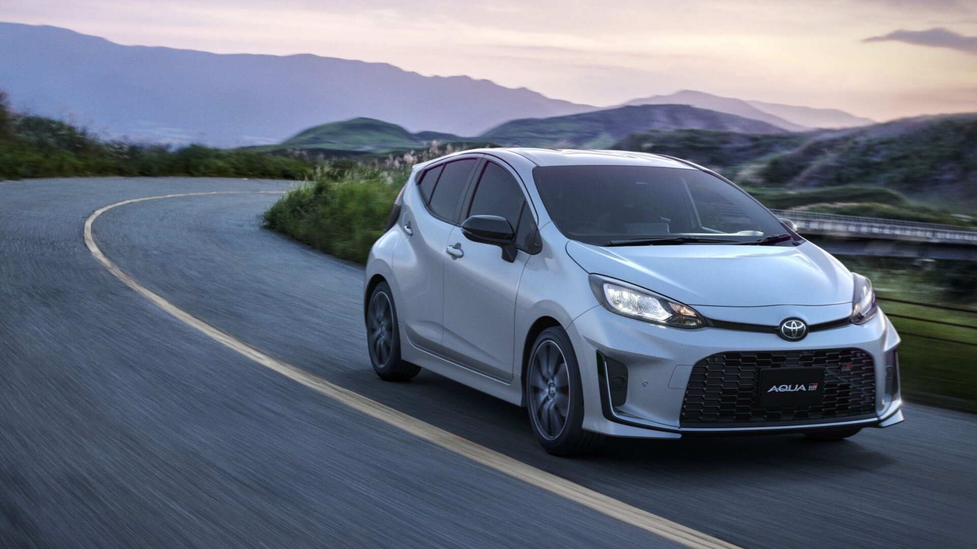 Маленький хэтчбек Toyota Aqua получил «подогретую» версию GR Sport