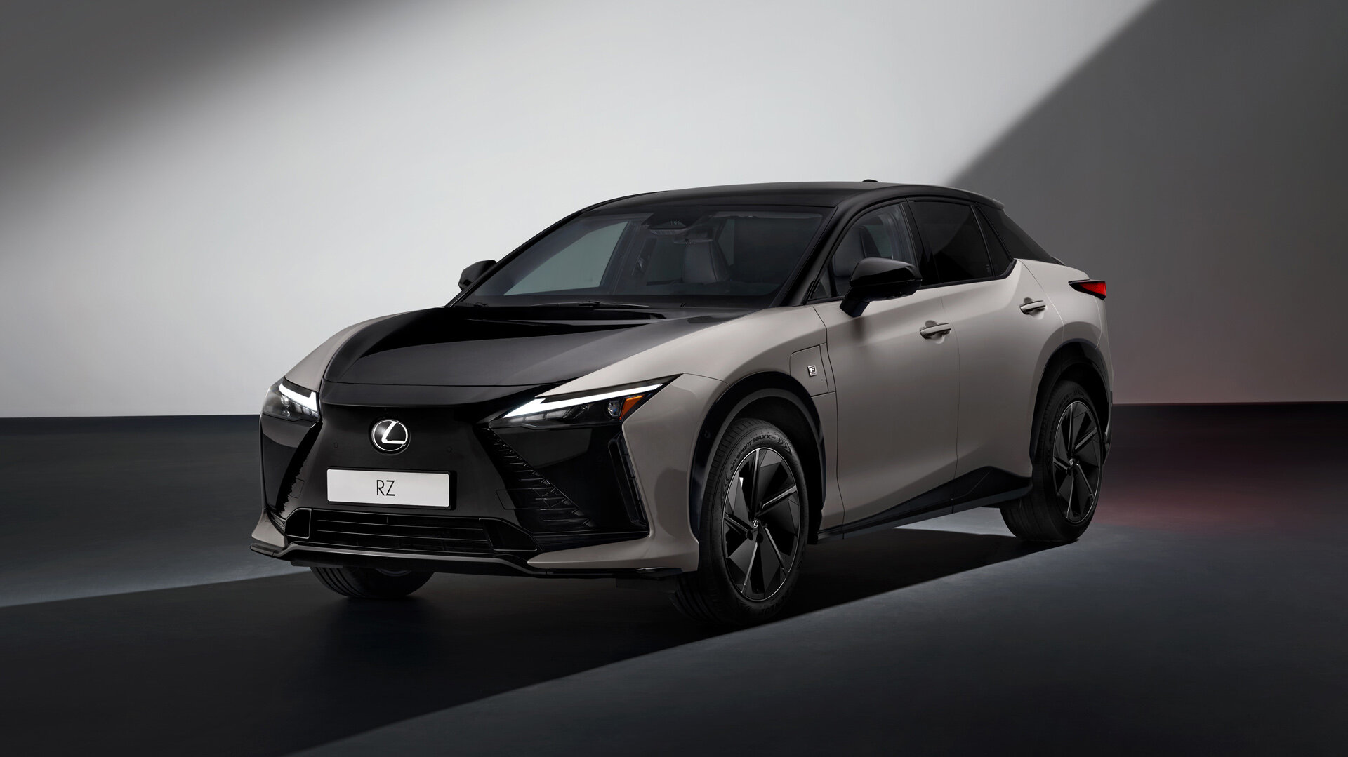 У электрокроссовера Lexus RZ появилась заряженная версия F Sport с имитацией коробки передач