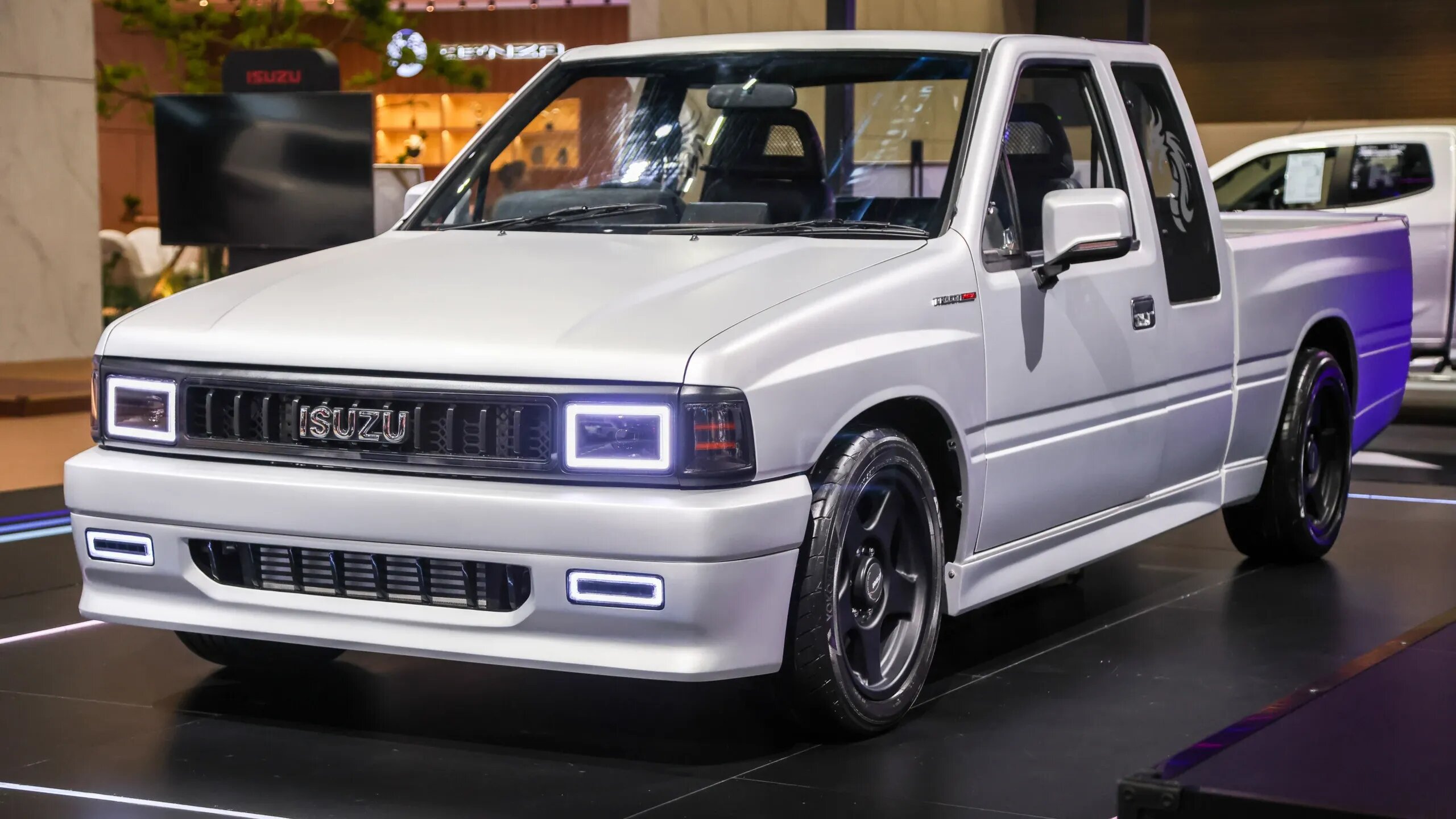 Пикап Isuzu TFR 1988 года превратили в стильный рестомод с ЖК-экранами и новым турбодизелем