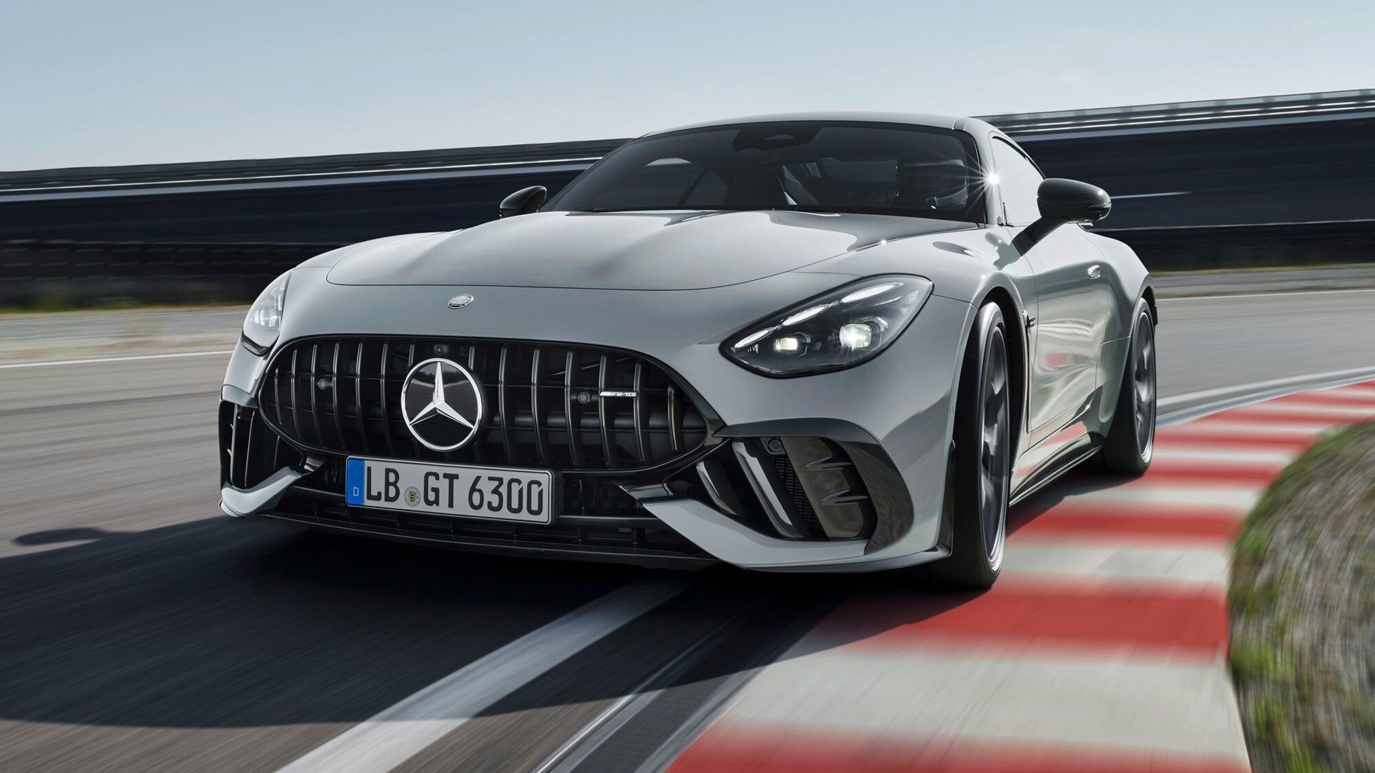 Купе Mercedes-AMG GT предстало в новой трековой версии с 612-сильным мотором