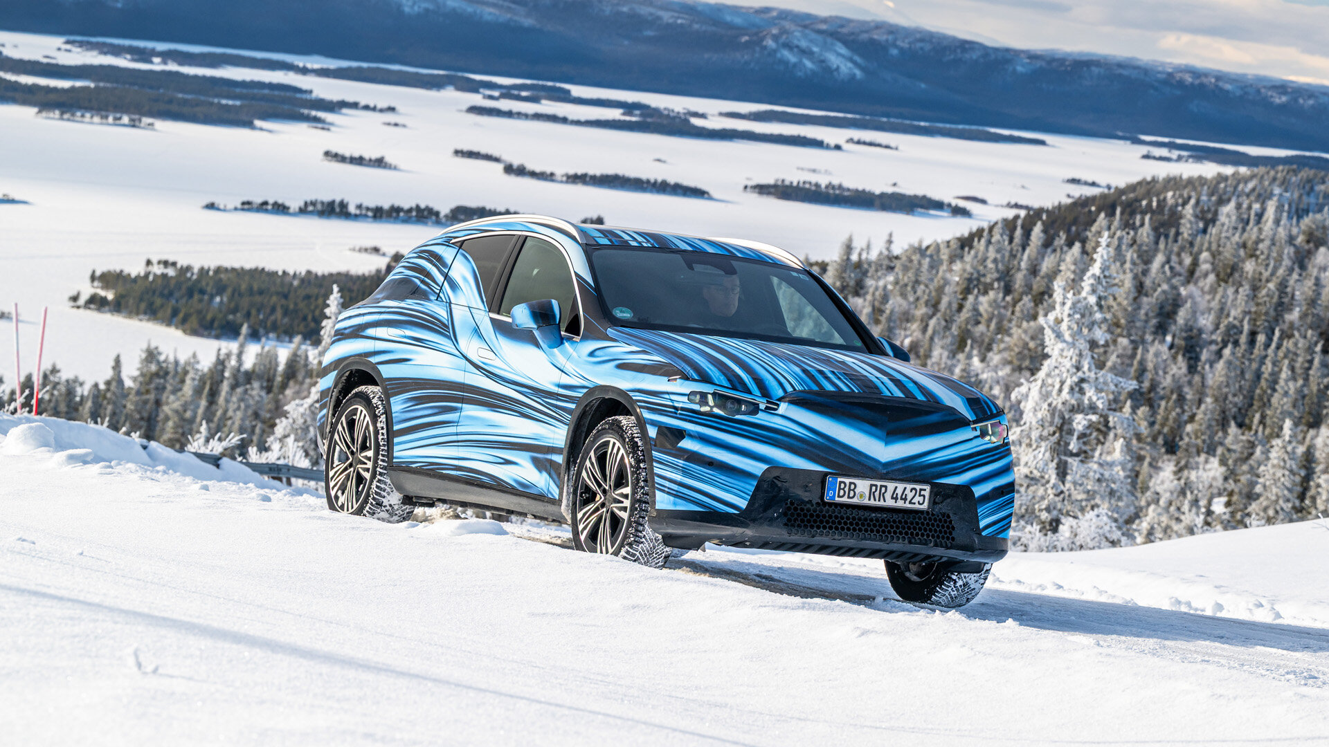 Mercedes-Benz вывел на тесты новый электрический GLC