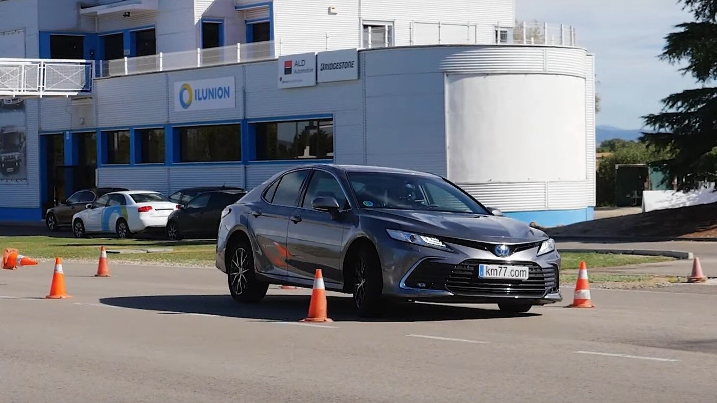 Гибридная Toyota Camry справилась с «лосиным тестом» не хуже, чем BMW i4