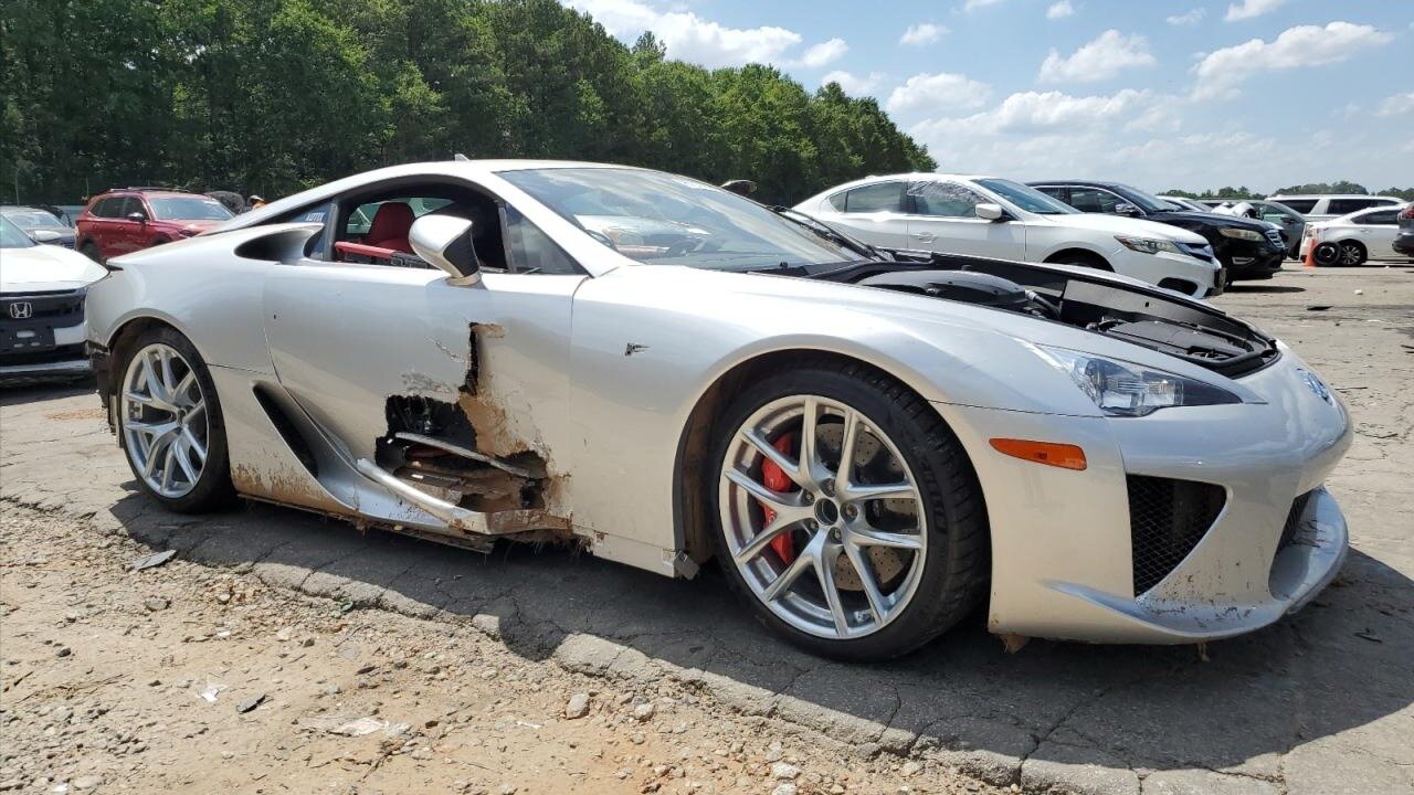 Битый суперкар Lexus LFA хотят продать за 710 тысяч долларов