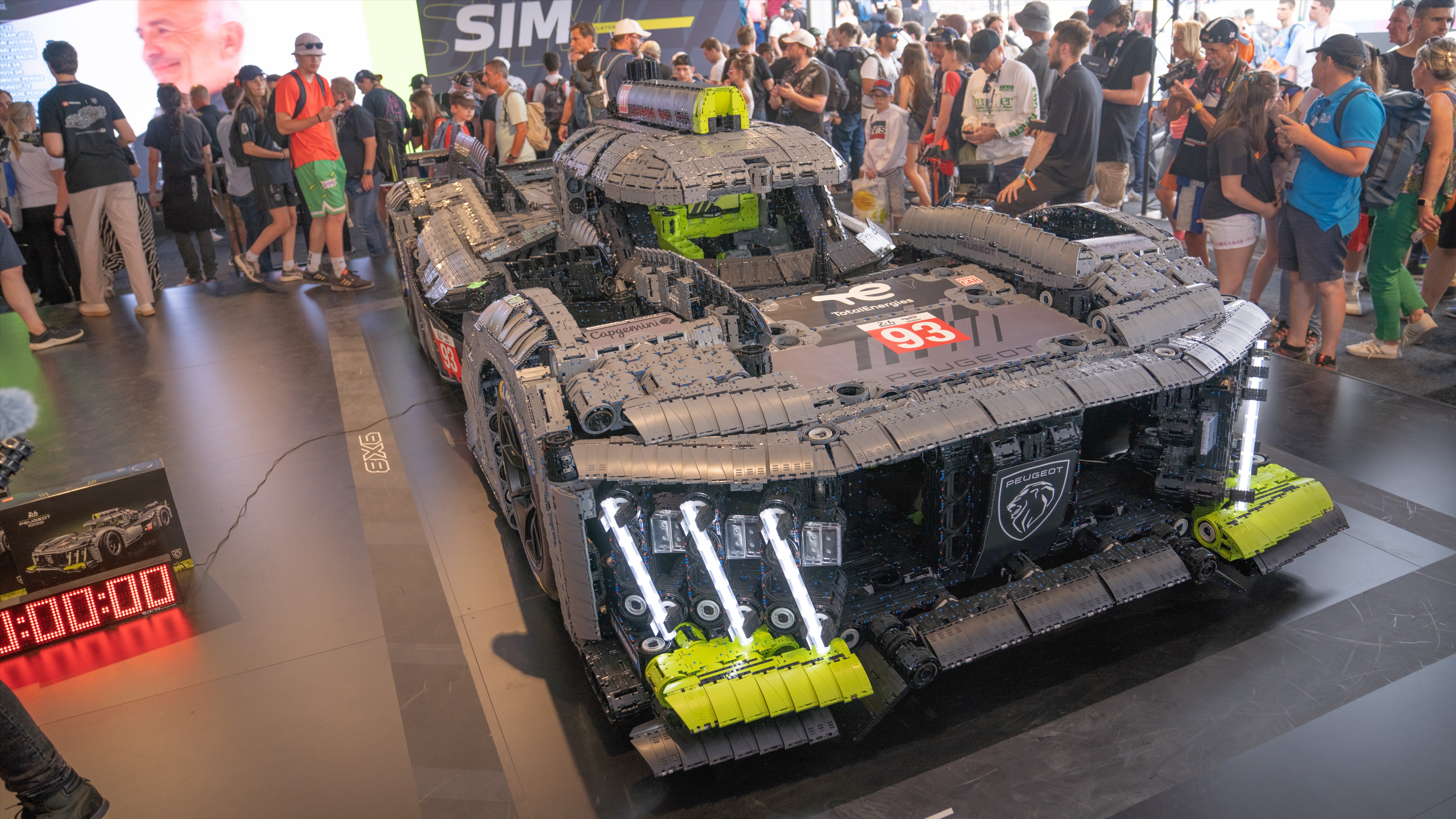 Копию болида Peugeot из 626 392 кирпичиков Lego собрали всего за сутки