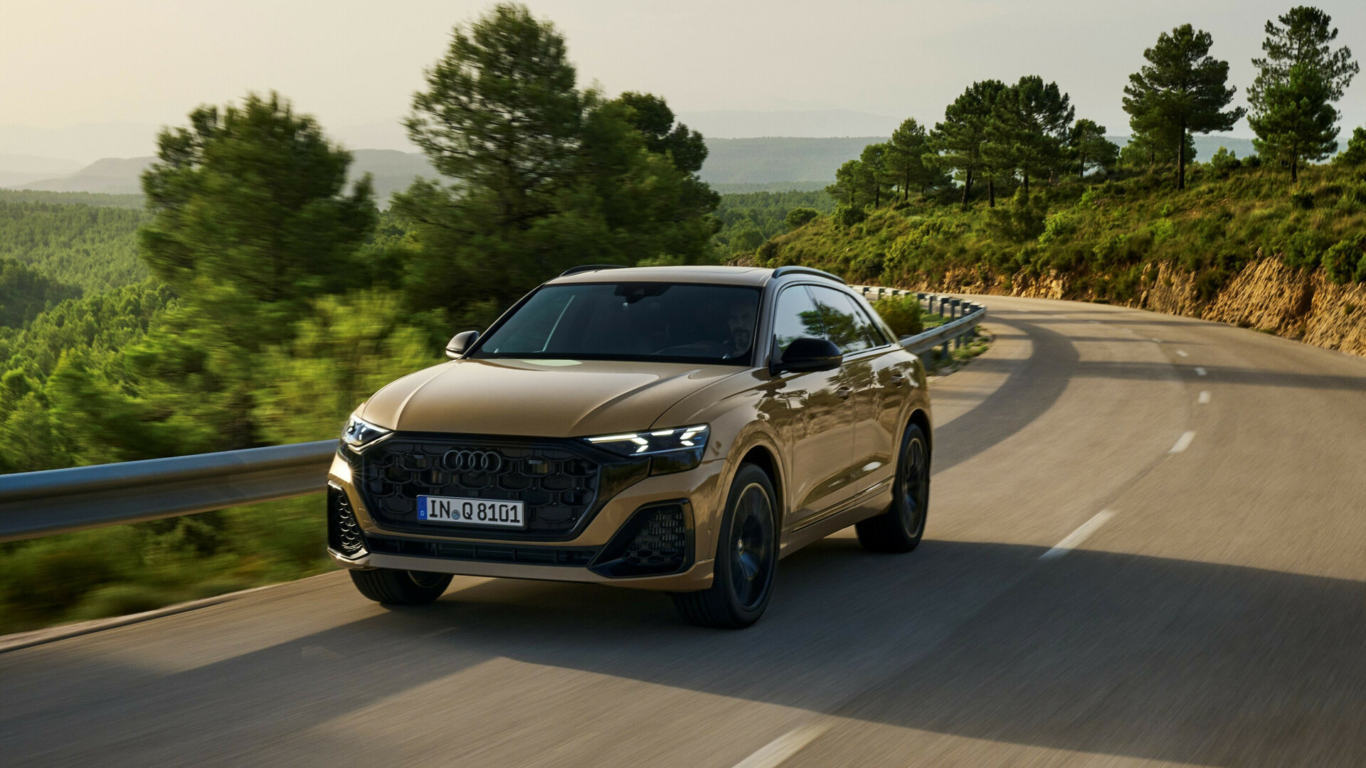 У кроссоверов Audi Q8 и SQ8 после обновления появились лазерные фары