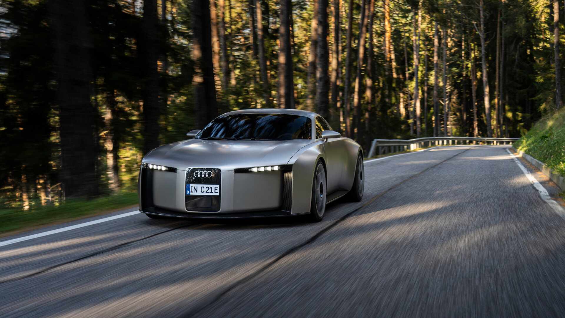 Audi вывела концептуальный спорткар на обычные дороги
