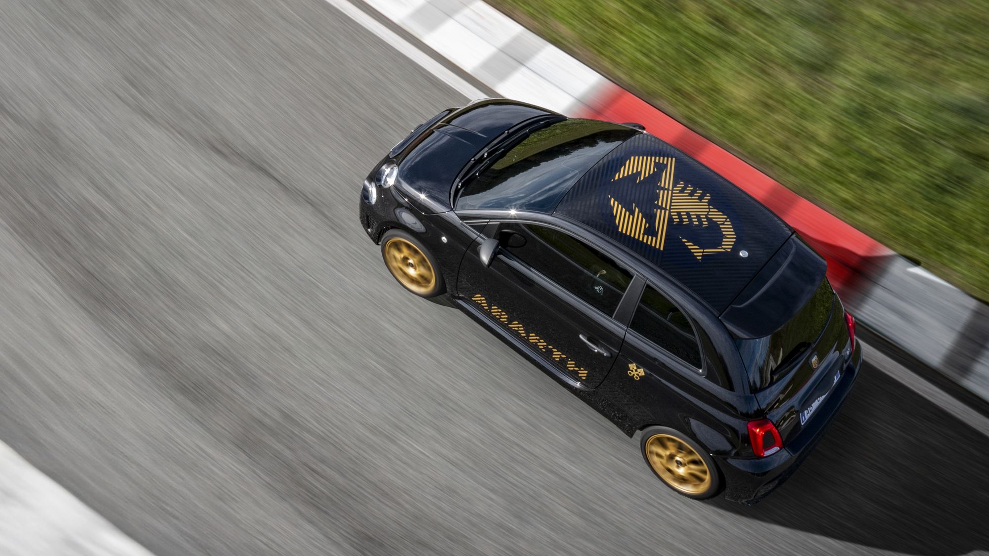 Ателье Abarth выпустило лимитированный хот-хэтч в честь 75-летия спортивных Фиатов