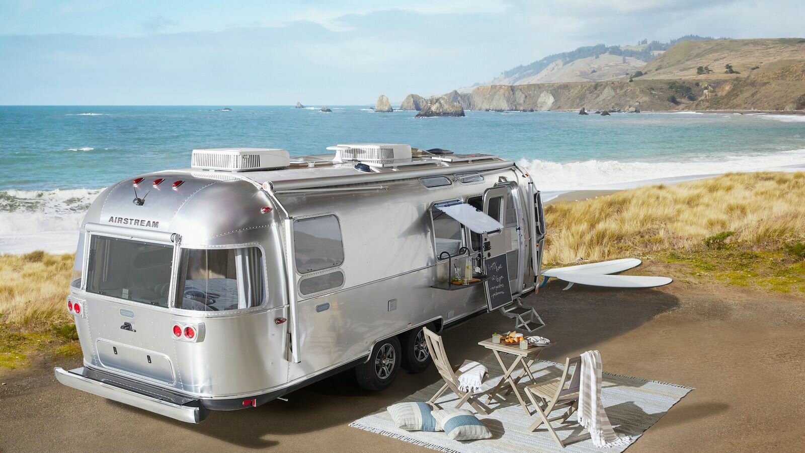 Уютный кемпер Airstream с кухней, спальней, санузлом: лимитированная серия за 11 миллионов рублей