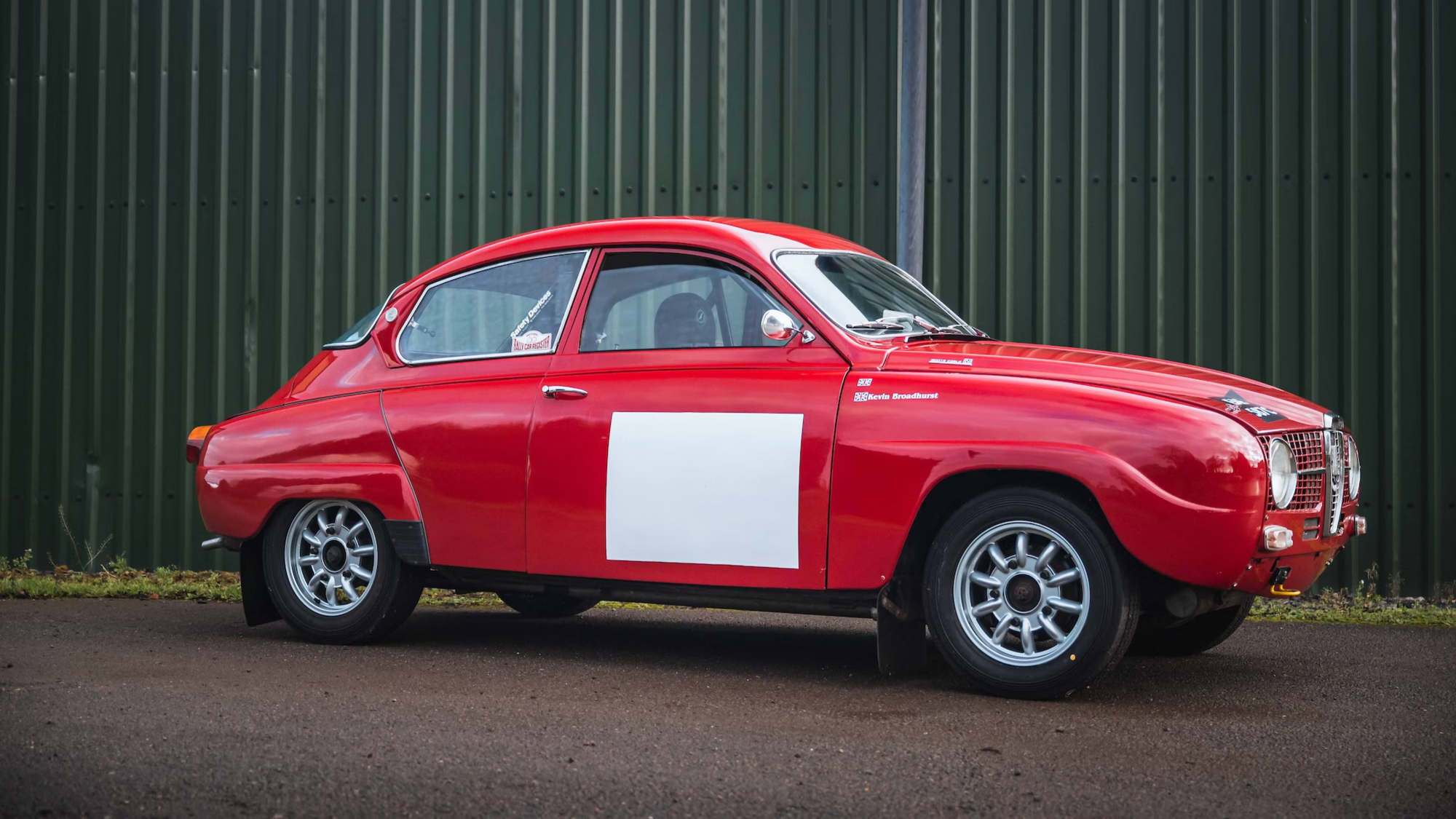 На продажу выставлен редкий 57-летний Saab 96, подготовленный для ралли
